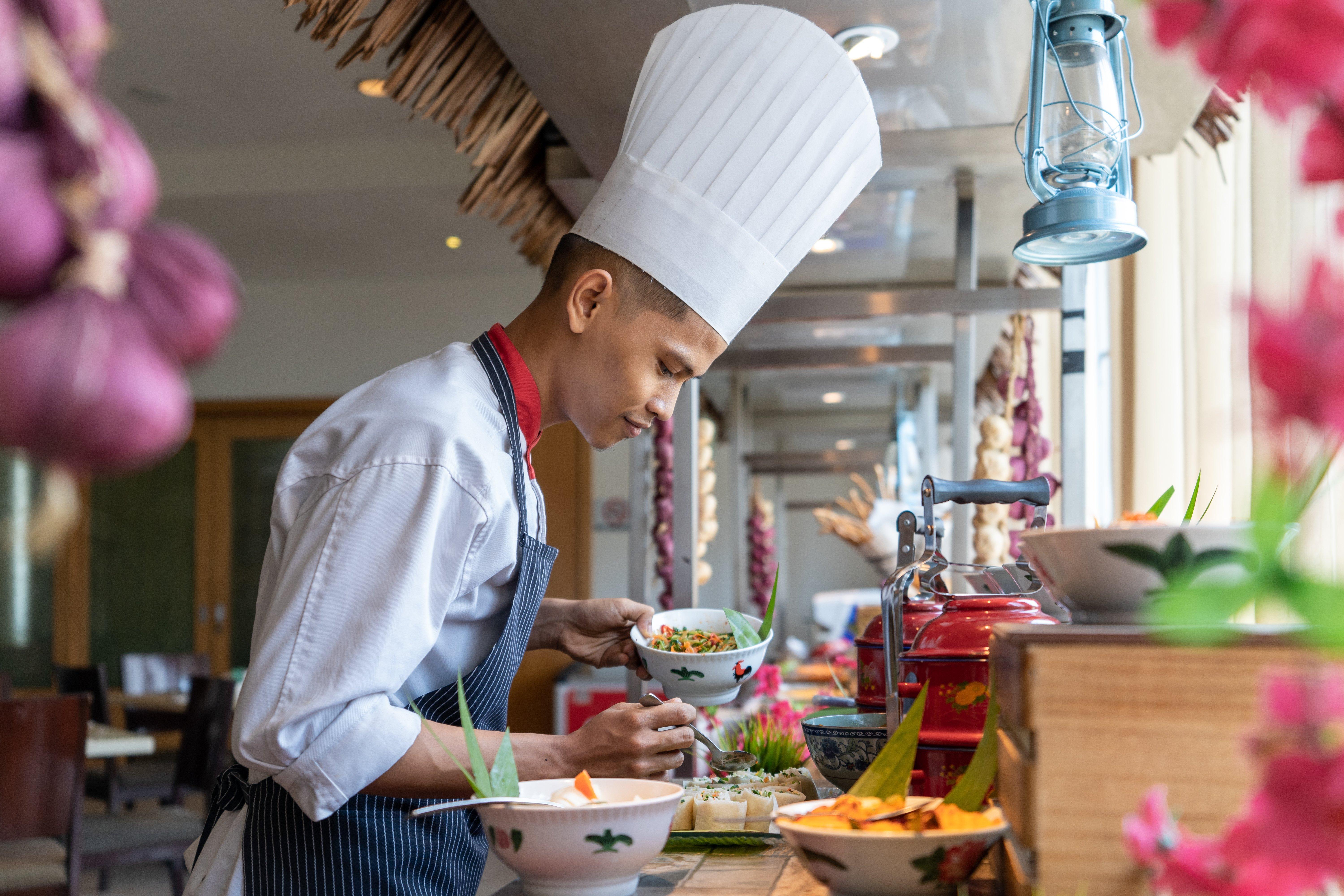 Holiday Inn Melaka By Ihg Esterno foto A chef at work