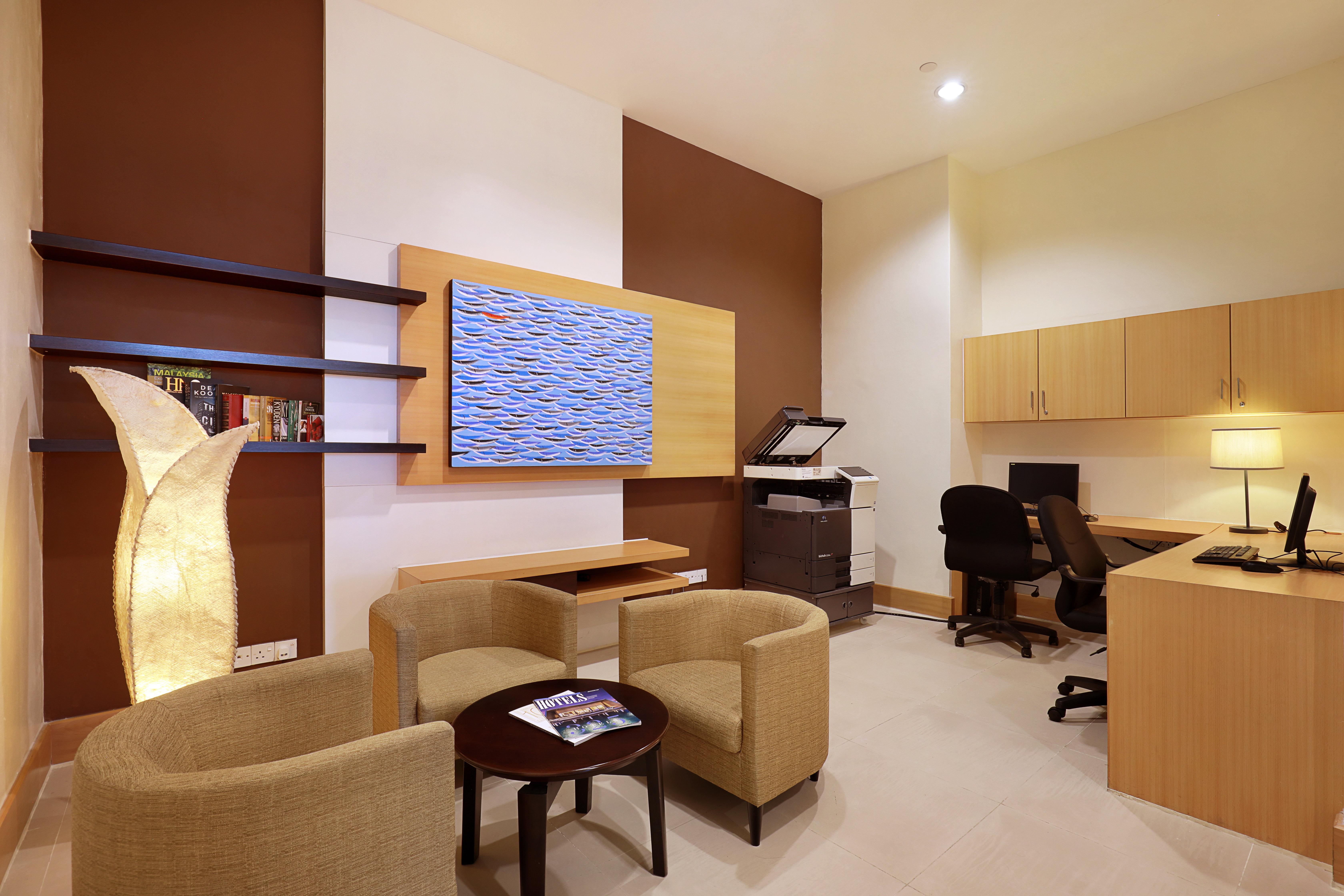 Holiday Inn Melaka By Ihg Esterno foto A typical office at the school