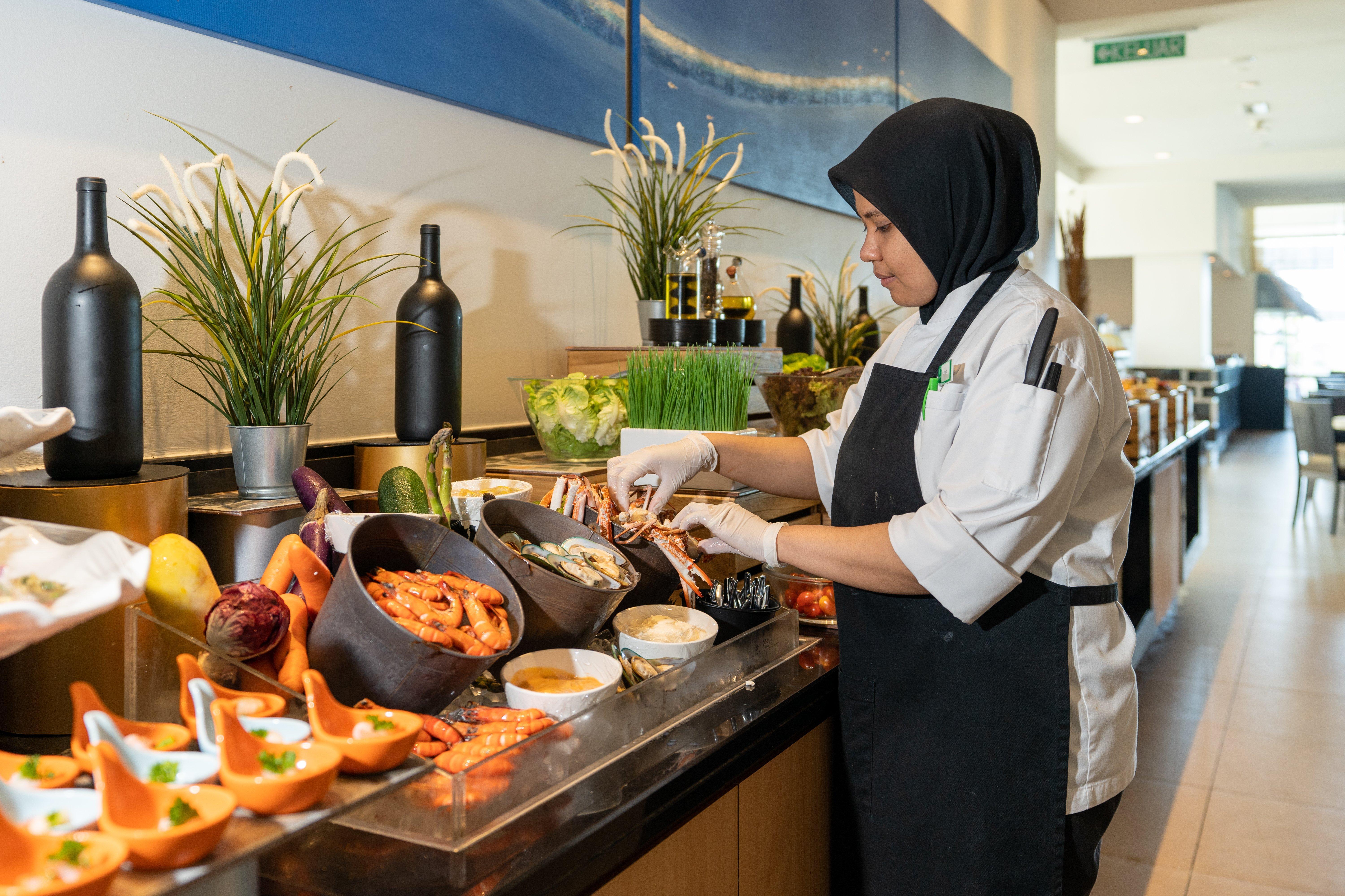 Holiday Inn Melaka By Ihg Esterno foto A female chef working at the airport
