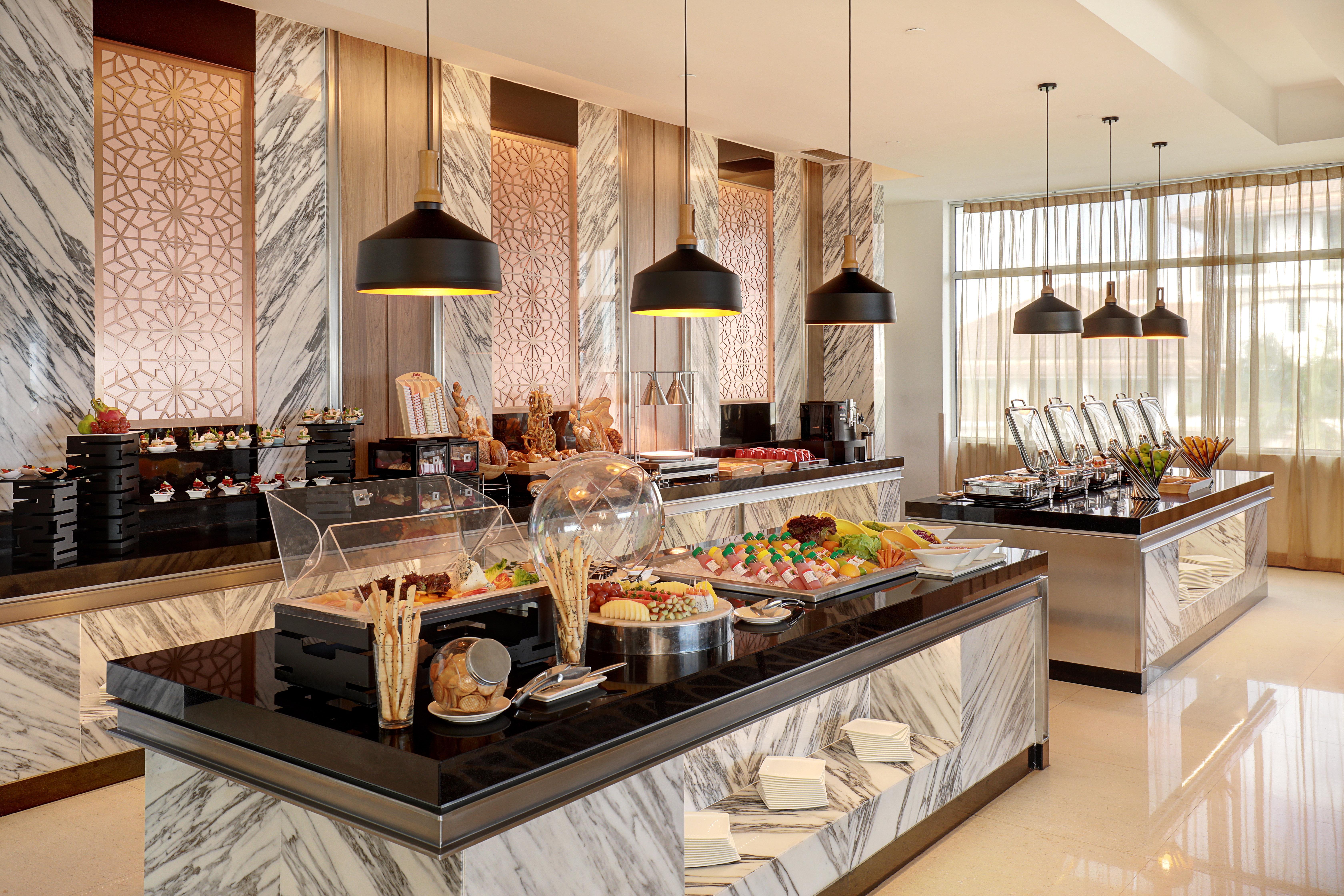 Holiday Inn Melaka By Ihg Esterno foto The buffet at the hotel