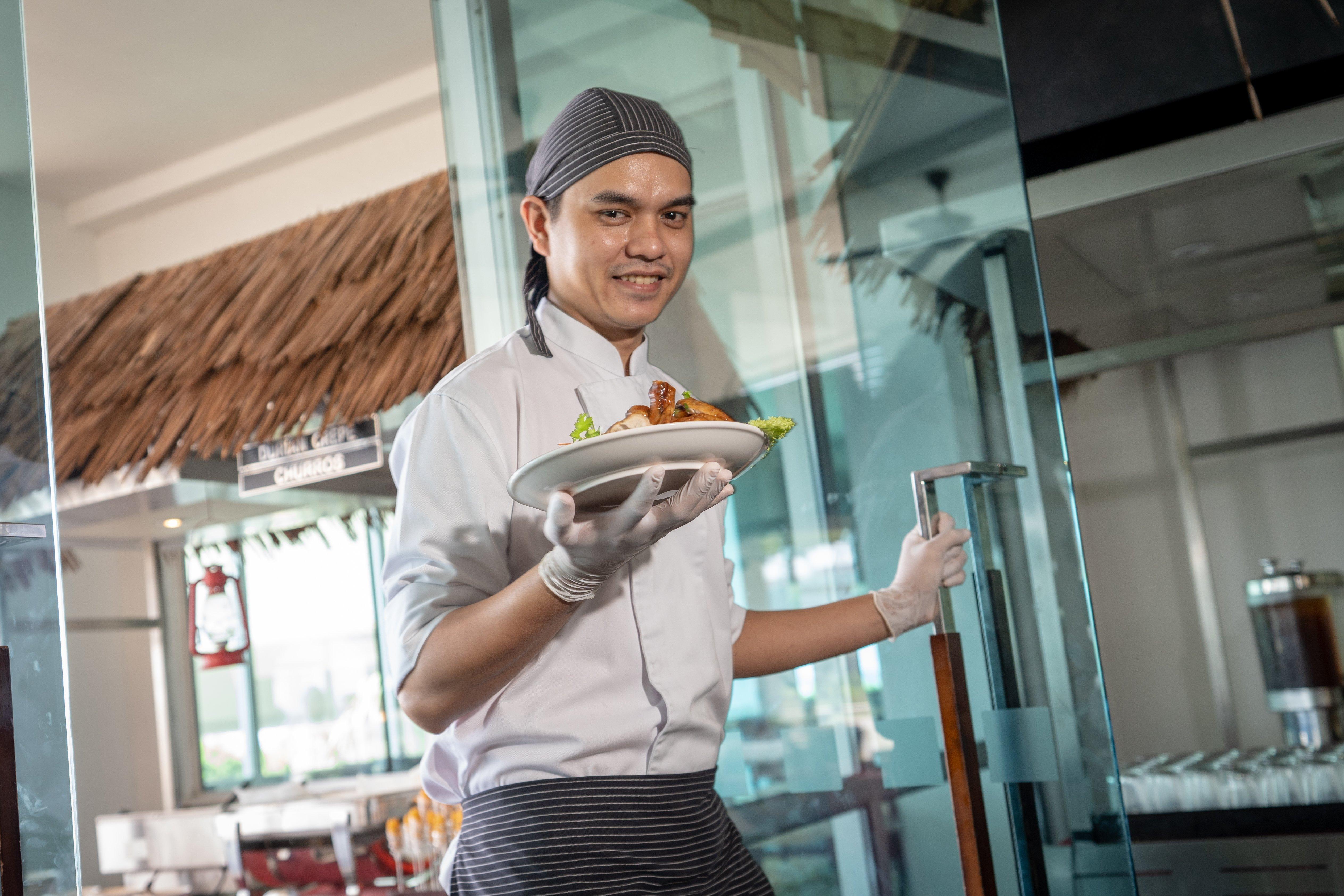 Holiday Inn Melaka By Ihg Esterno foto A Thai chef