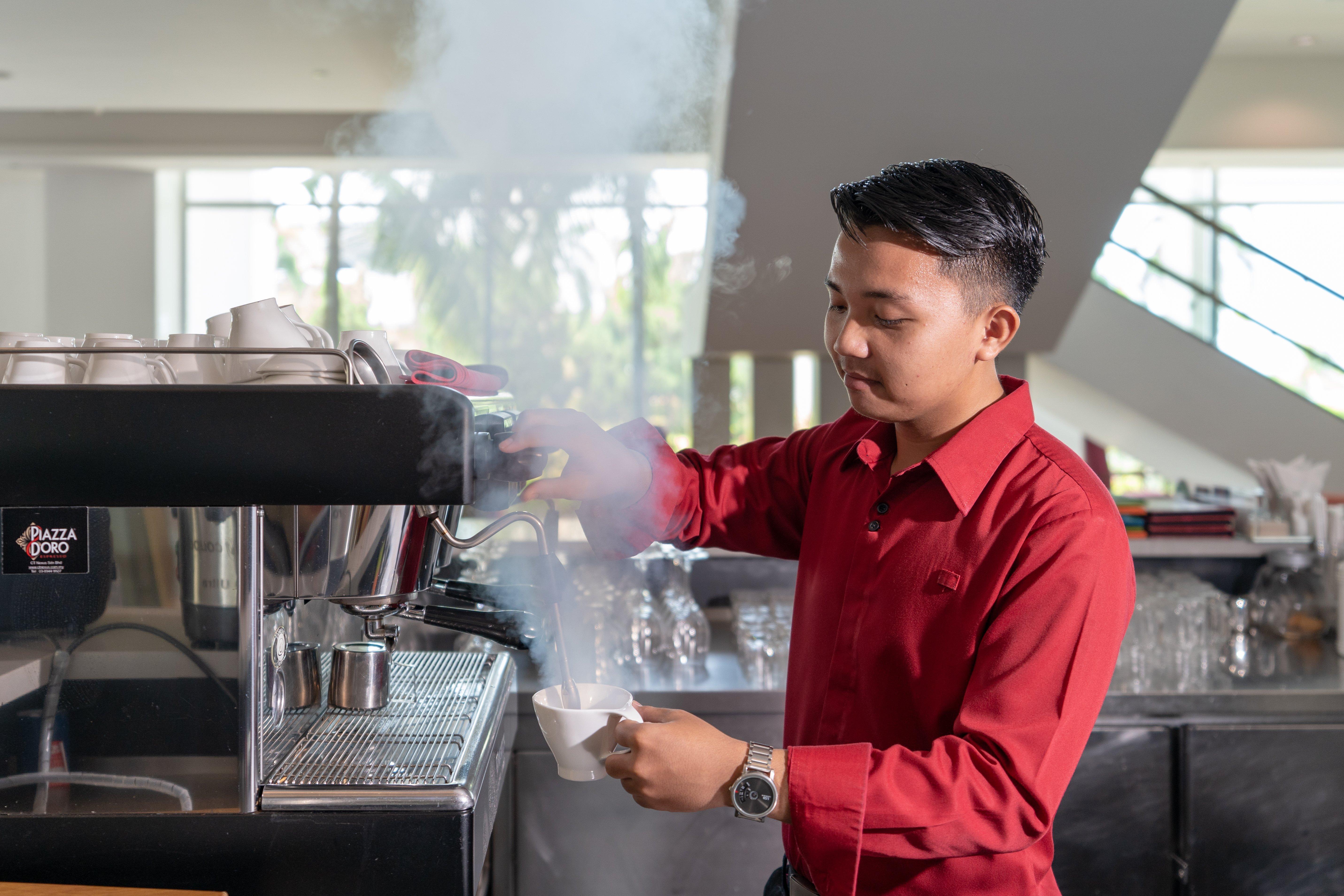 Holiday Inn Melaka By Ihg Esterno foto A barista at work