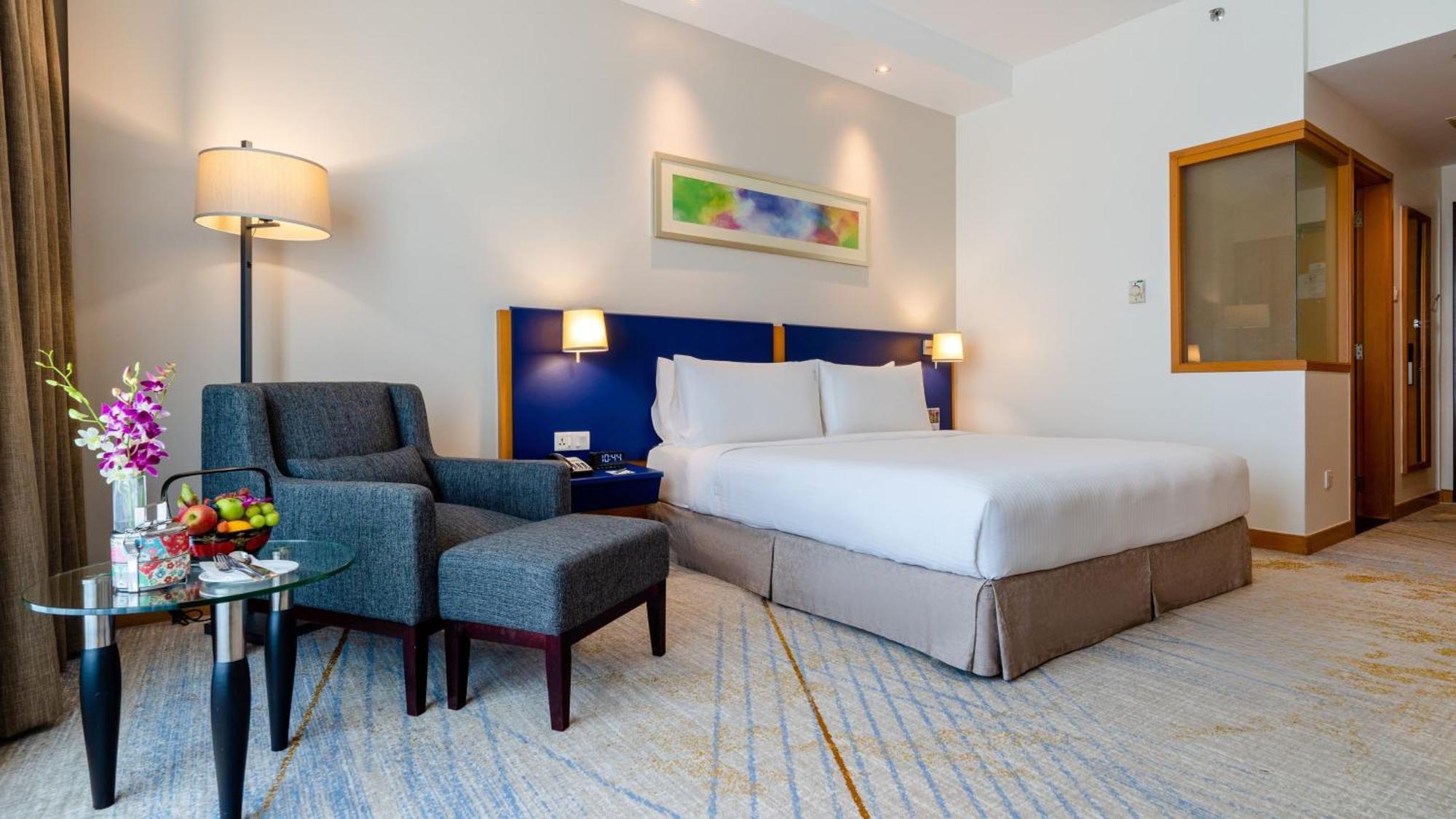 Holiday Inn Melaka By Ihg Esterno foto A room at the hotel