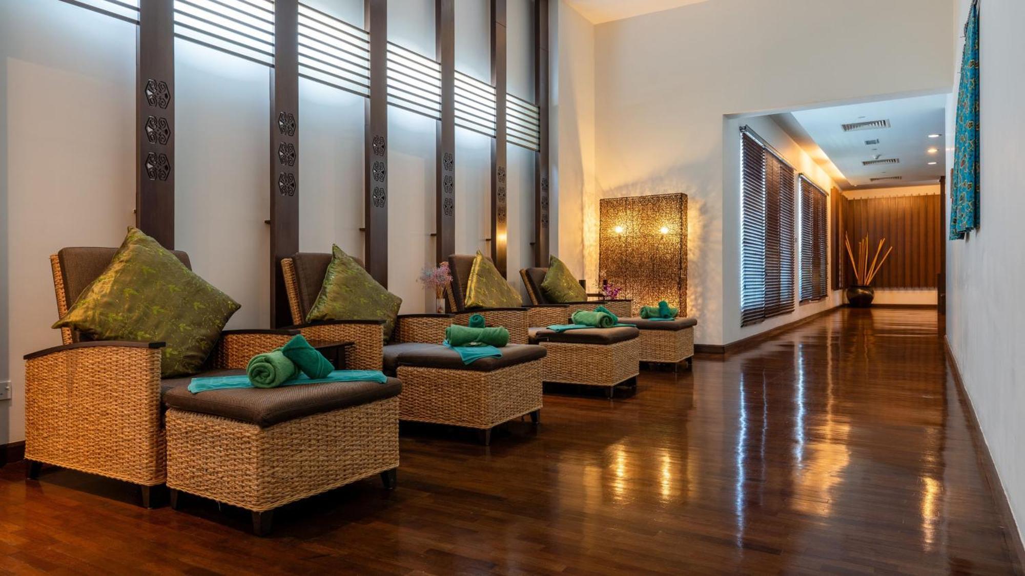 Holiday Inn Melaka By Ihg Esterno foto The waiting area at the airport